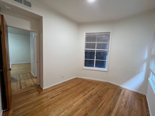 Building Photo - 841 Clay St