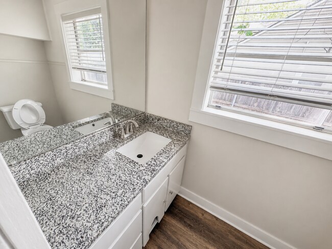 Building Photo - 3/2 Bungalo-style off Birchman