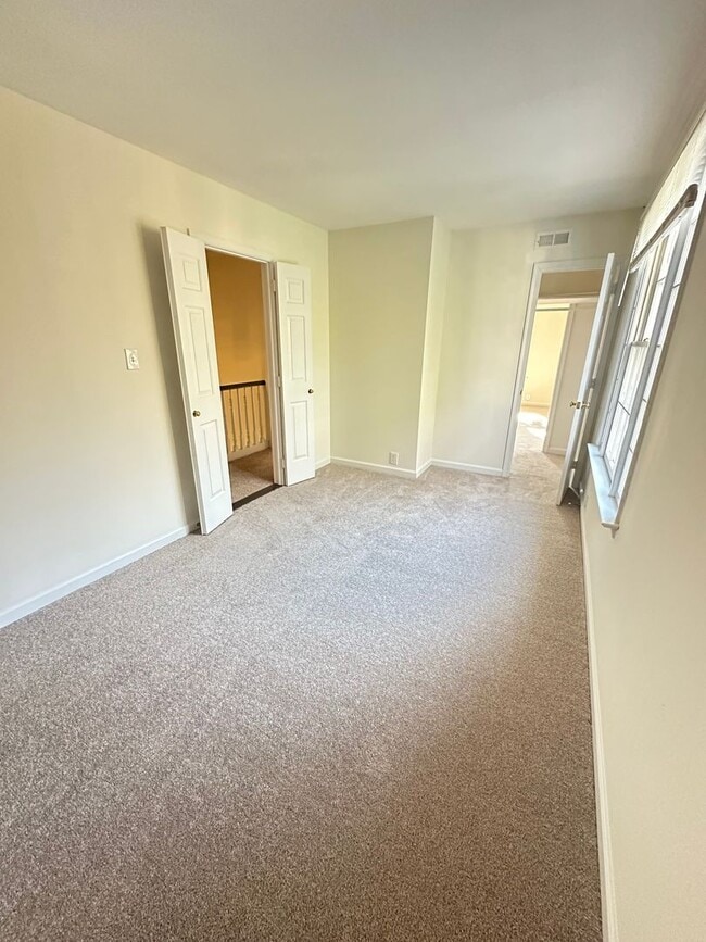 Building Photo - 503 Newport Ave