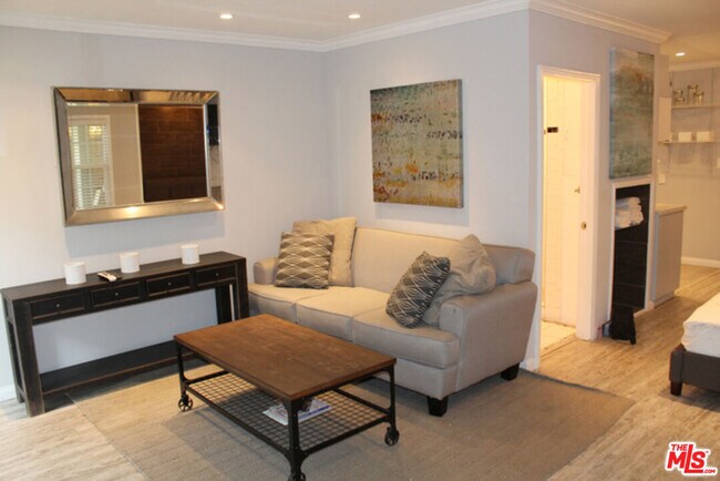 Building Photo - 900 N Gardner St