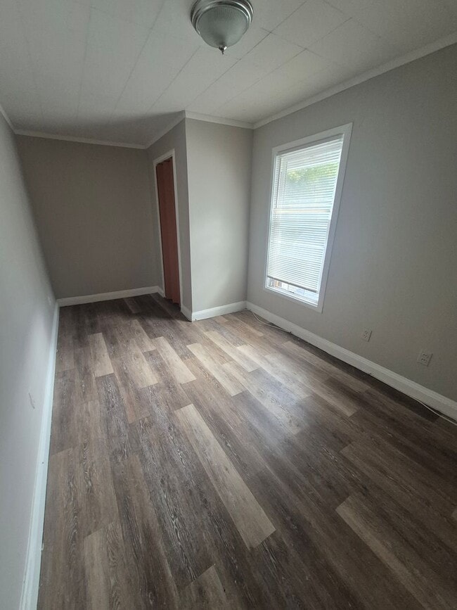 Building Photo - 4 Bedroom 2 Bath Single Family House!