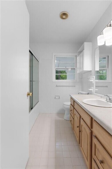 Building Photo - 2397 Sunset Dr NE