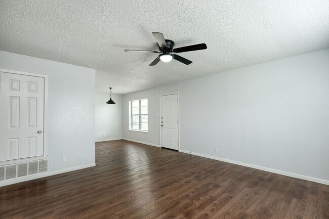 Building Photo - 2900 Mesquite Ln
