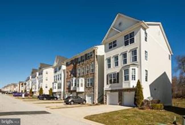 Building Photo - COMING SOON! June 1st - Beautiful Townhouse with 3rd Floor Master Suite!