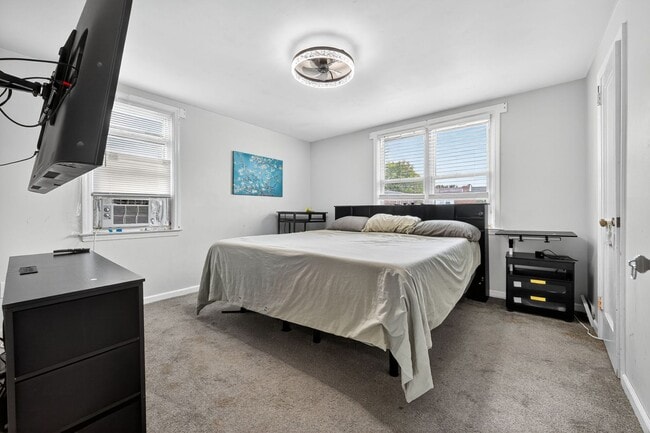Building Photo - 3 Bedroom, 1 Bath Smart Fully Furnished To...