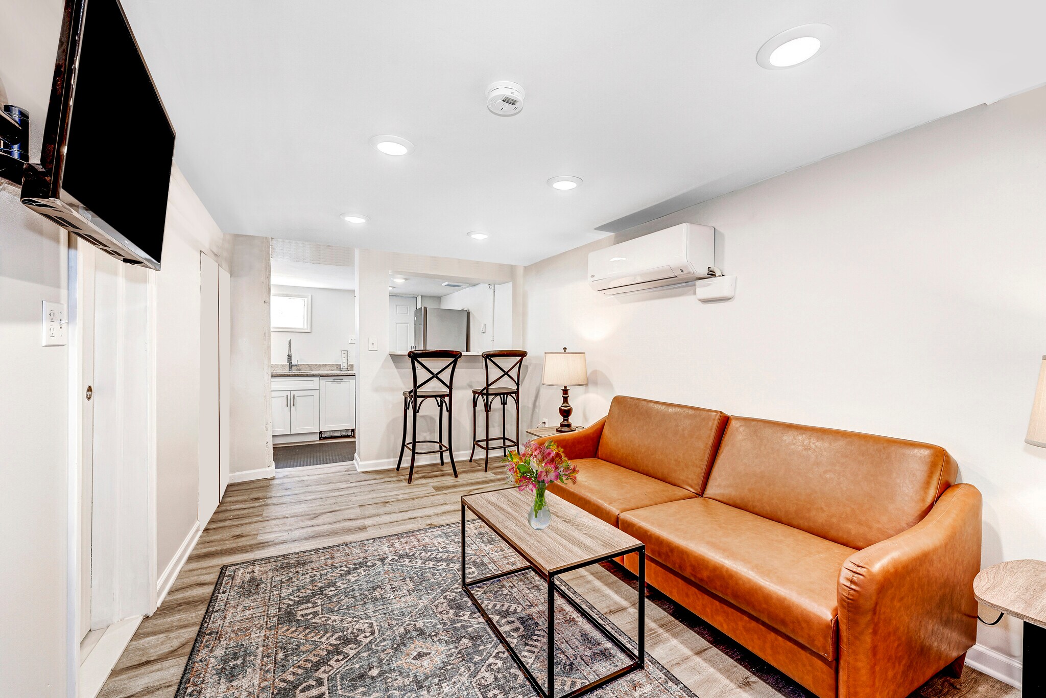 Large 1 BR with recessed lighting! - 2339 3rd St NE