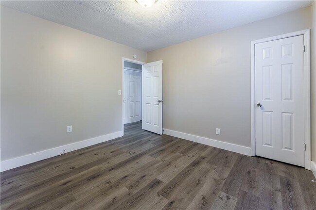 Building Photo - 5700 Tracy Dr SE