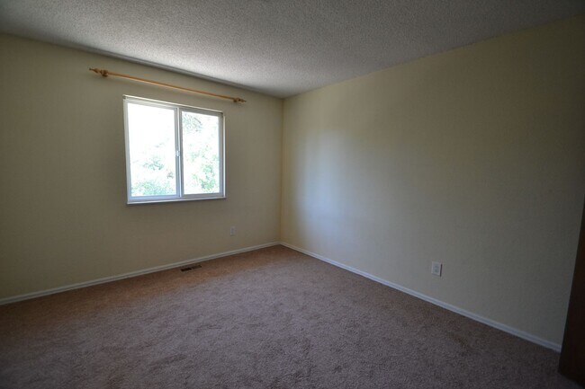 Building Photo - Westside 4 Bedroom with AC!