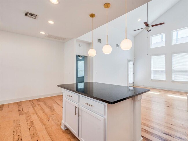 Building Photo - 2309 Hermia St