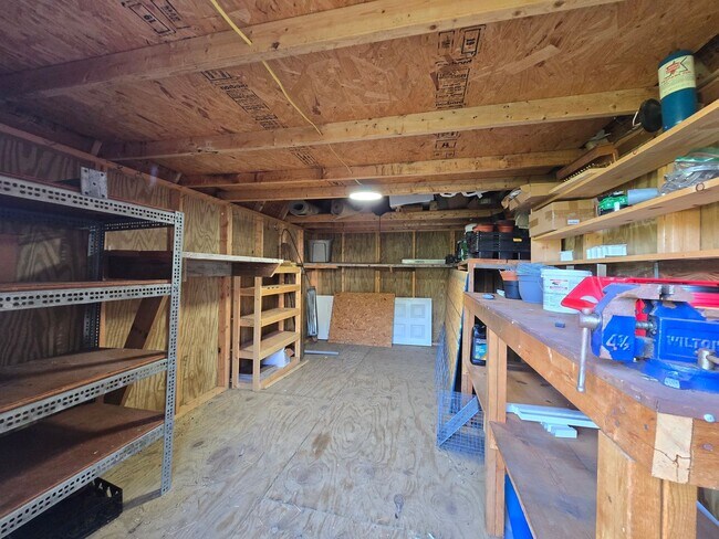 Building Photo - MOVE-IN SPECIAL!! $250 OFF First Month