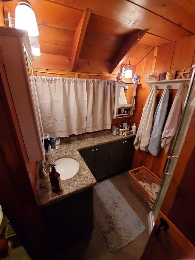 Building Photo - LONG-TERM RENTAL:  Unique Cabin with Beach Access and Big Deck!