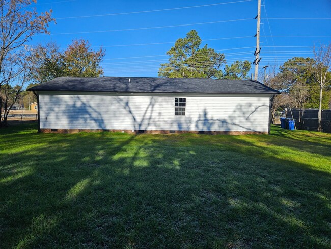 Building Photo - Newly Remodeled Ranch Home Close to Ft. Li...