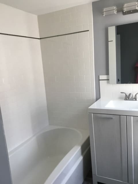 Shower and Tub - 1828 E Hazzard St