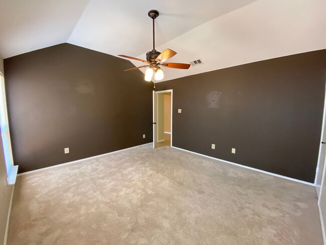 Building Photo - 3 Bedroom 2 Bath~ Updated Kitchen!