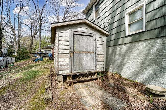 Building Photo - 717 Forest Dr