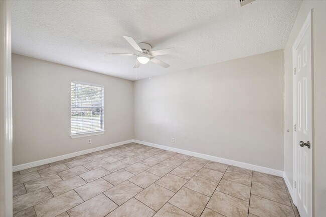 Building Photo - 23103 Berry Pine Dr