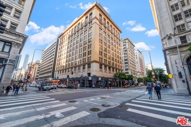Building Photo - 215 W 7th St