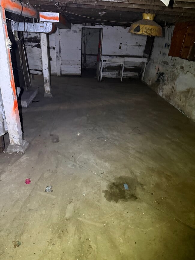 Building Photo - 613 W Lincoln St