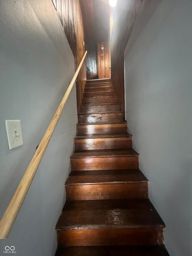 Building Photo - 627 N Tibbs Ave