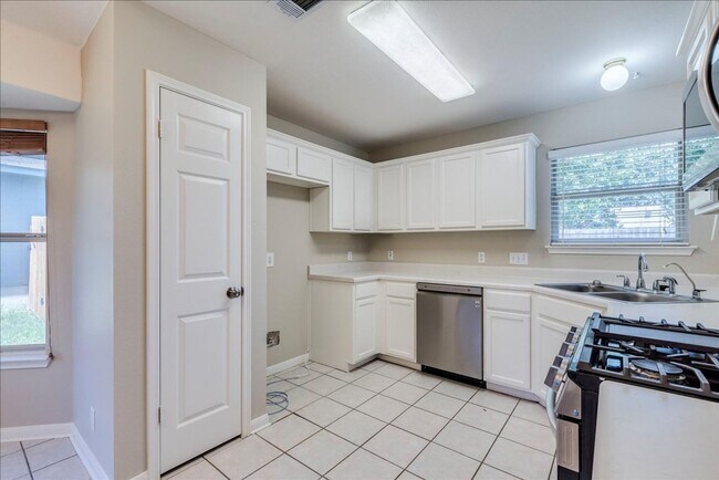 Building Photo - 913 Jasmine Trail