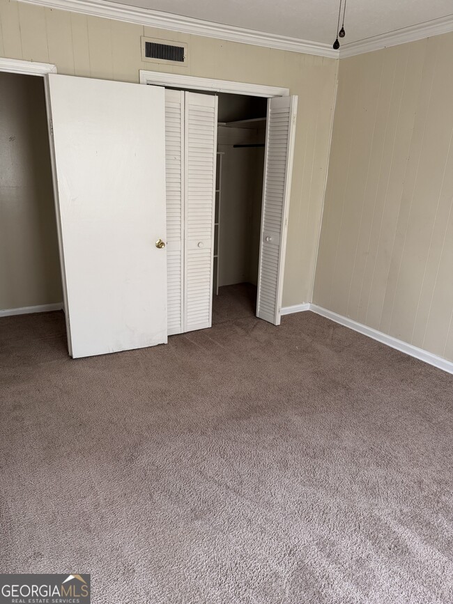 Building Photo - 1006 5th Ave