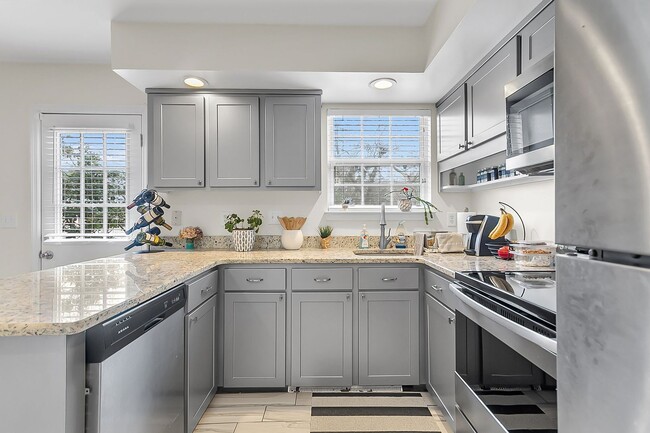 Building Photo - Beautiful 3-Bedroom Home in the Heart of Charleston!