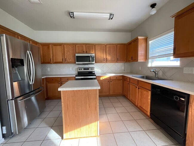 Building Photo - 4902 Golden Gate Dr