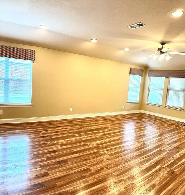Building Photo - $500 off first months rent with Move in by...