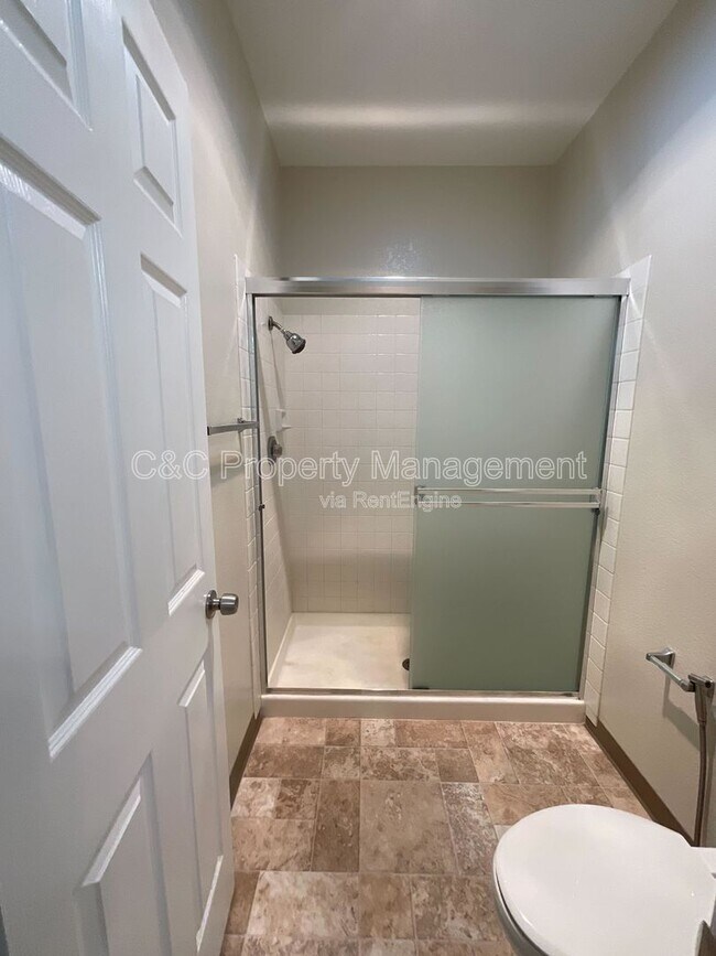 Building Photo - 37050 Meadowbrook Common