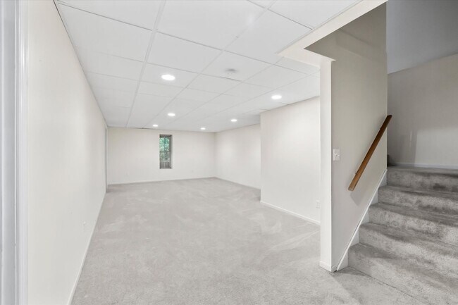 Building Photo - 4107 Lakeview Pkwy