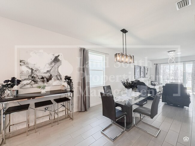 Building Photo - 6720 Great Bear Dr