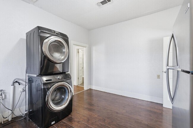 Building Photo - 516 Mill St