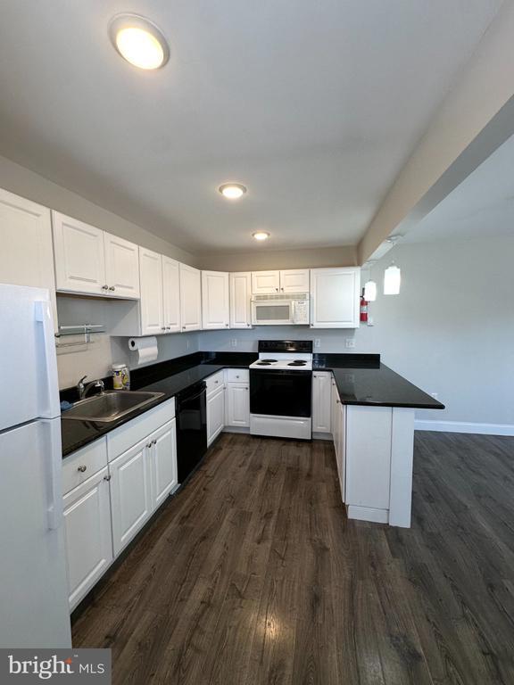 Building Photo - 25 W 5th Ave