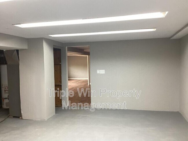 Building Photo - 563 Apex Dr