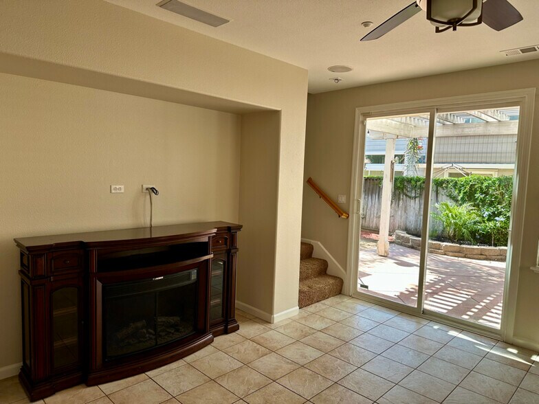 Building Photo - 541 Jacaranda St