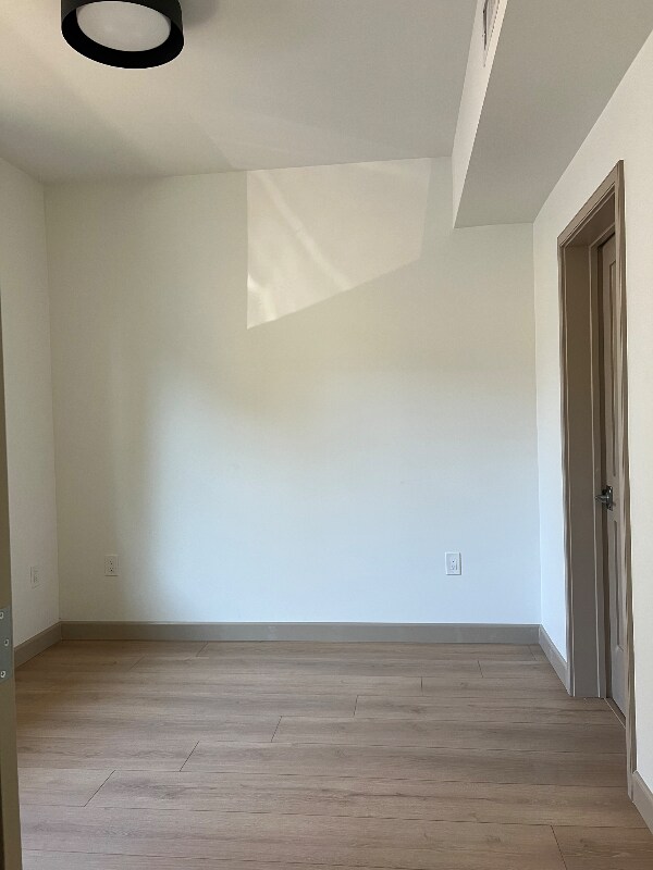 Building Photo - 913 Wildrose Ave