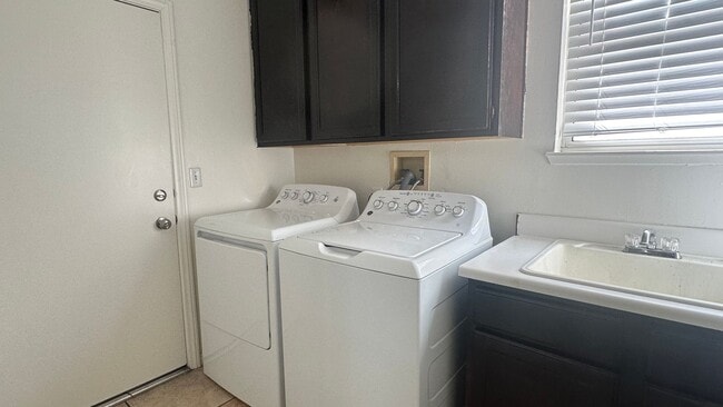 Building Photo - SUMMERLIN HOME WITH 5 BEDROOMS (INCLUDE SOME UTILITIES)