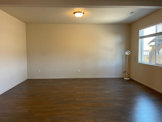 Building Photo - BEAUTIFUL 3 Bedroom 2.5 Bath Home! High Ce...