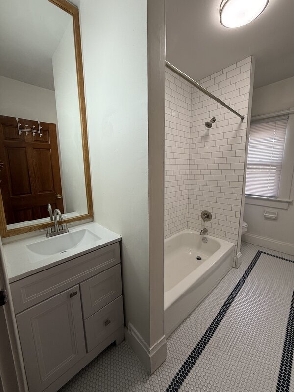 Building Photo - 458 E Sycamore St