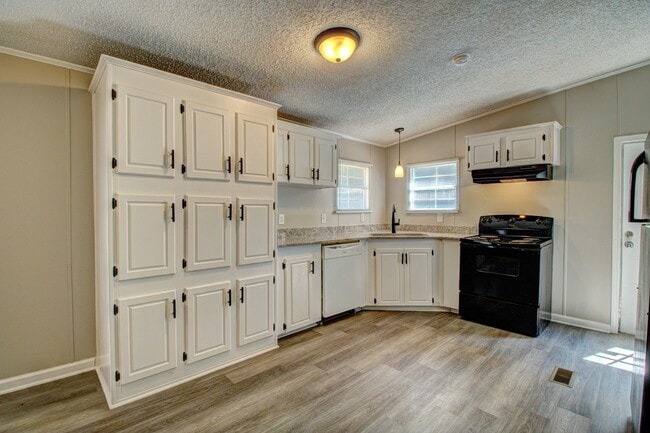 Building Photo - 106 7 Hawks Trail