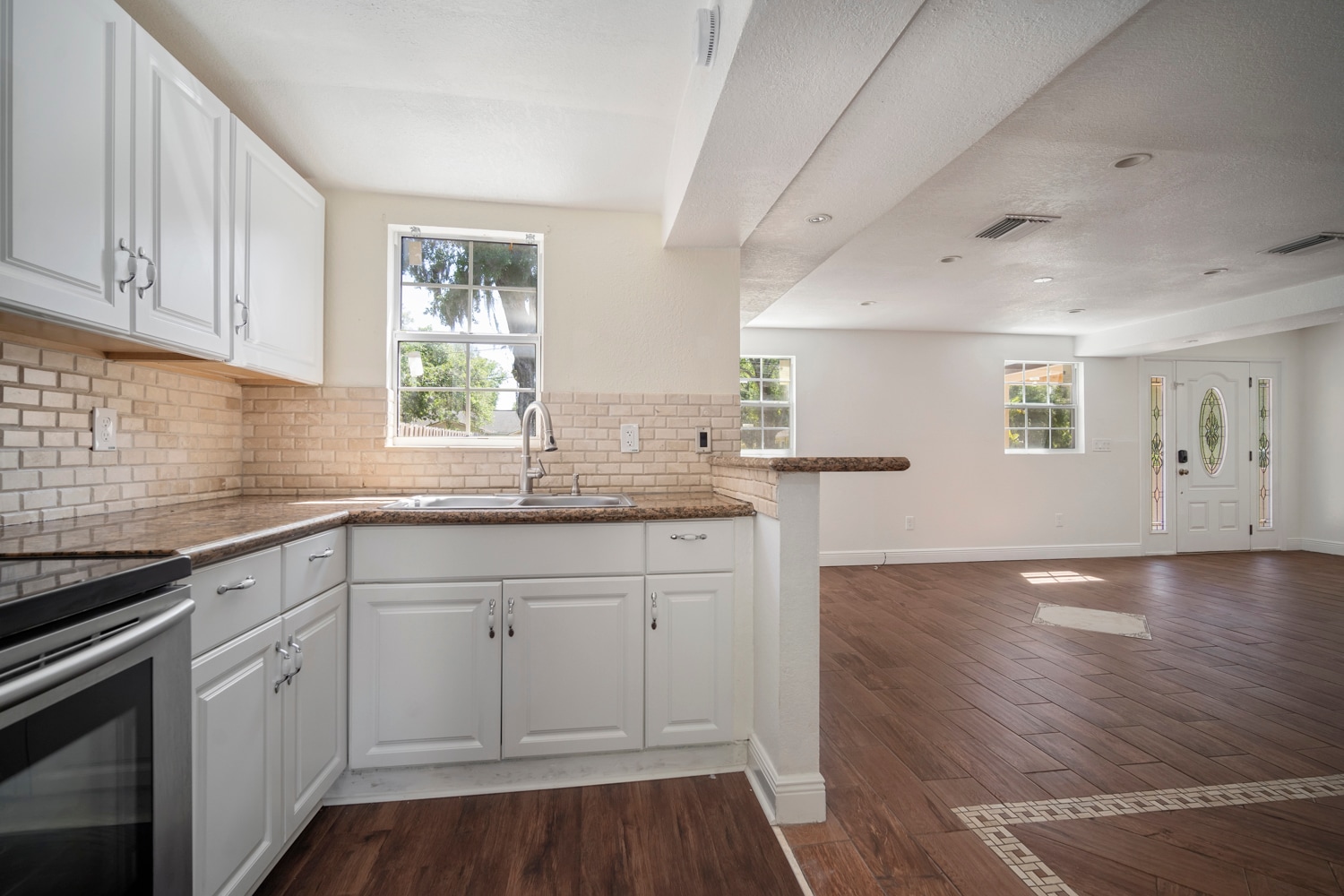 Kitchen/Breakfast Bar - 2012 E Idlewild Ave