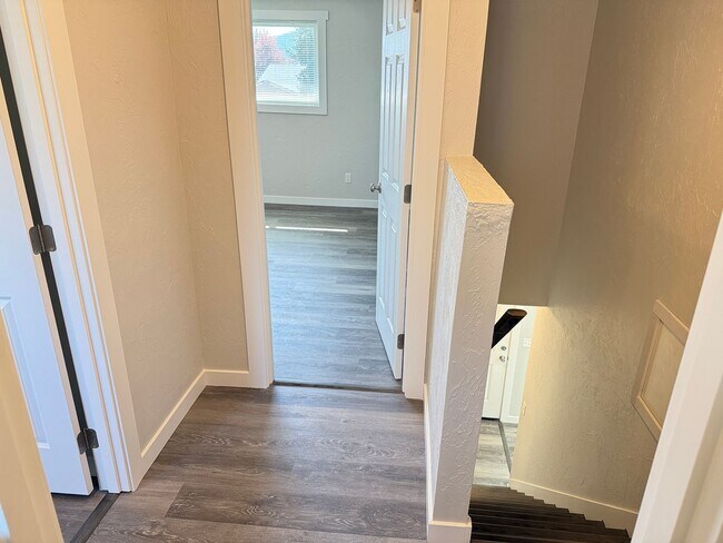 Building Photo - New 2 bed 1 1/2 bath duplex in Springfield!