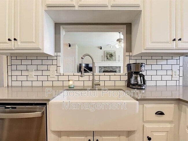 Building Photo - 7320 Stinchcomb Dr