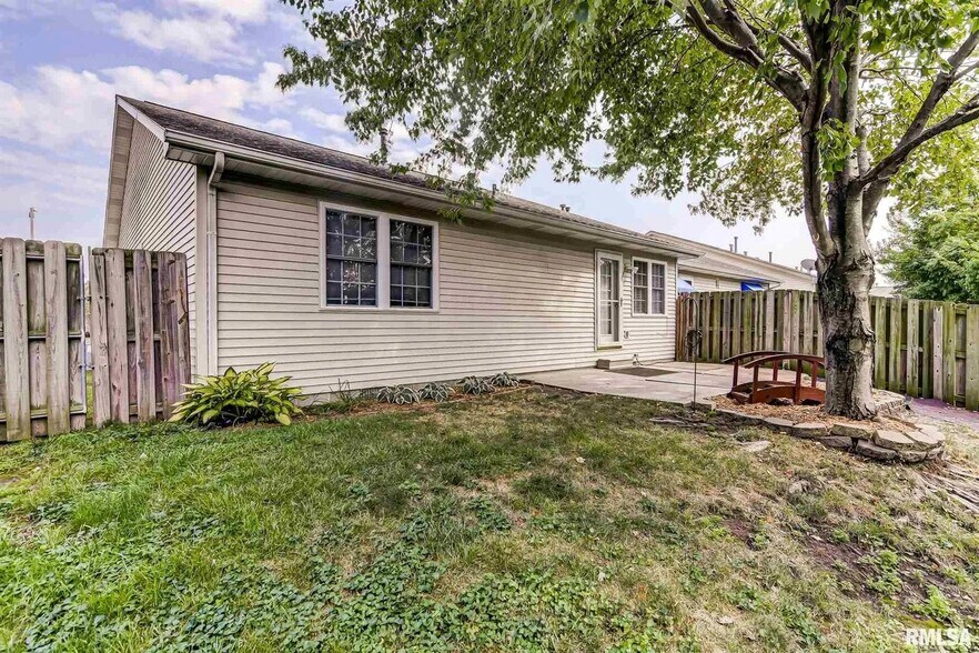 Building Photo - 3209 Sequoia Dr