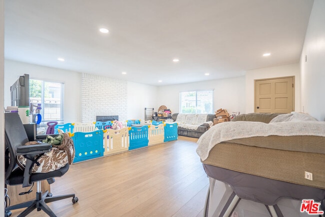 Building Photo - 5533 N Charlotte Ave