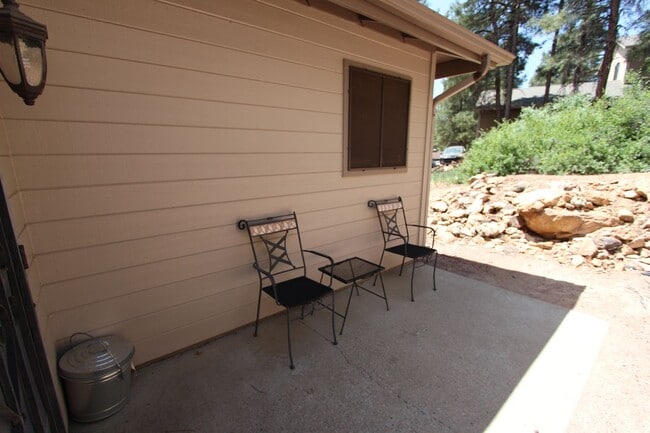 Building Photo - MOVE IN READY! Charming 2-Bedroom Townhome...