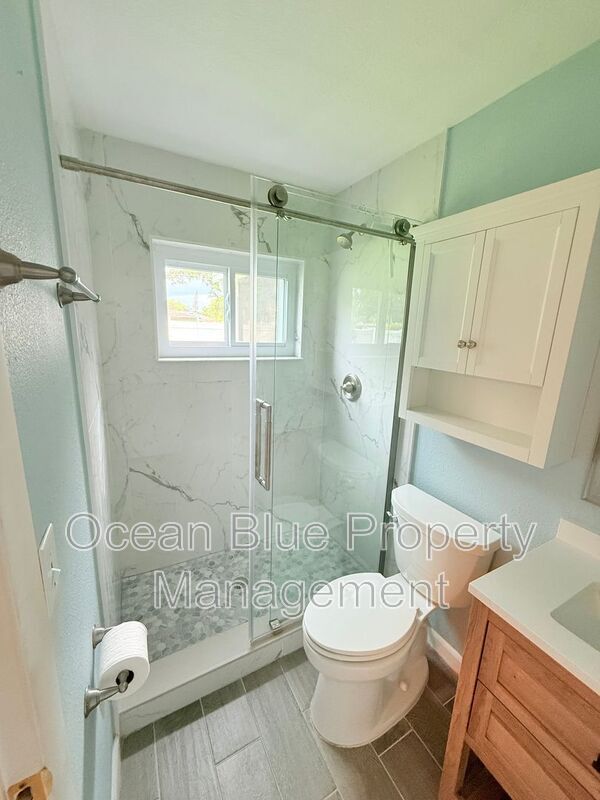 Building Photo - 329 Royal Palm Dr