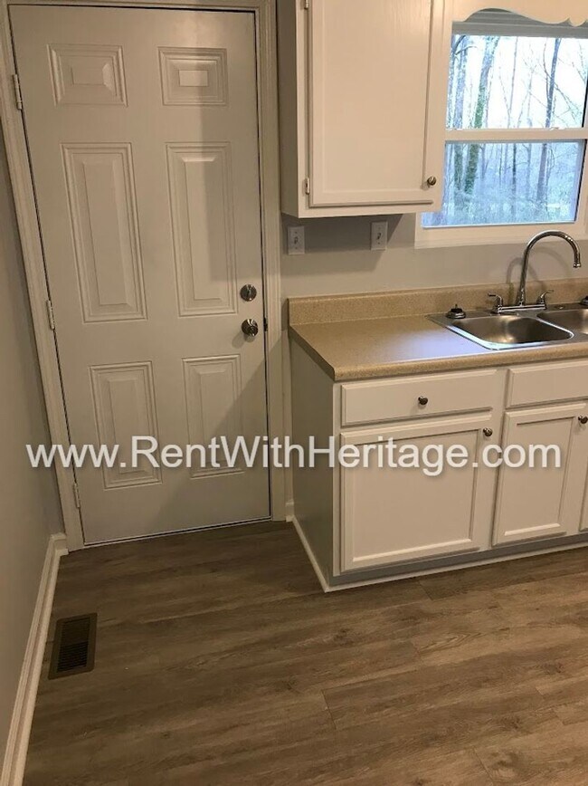 Building Photo - FANTASTIC 2 BEDROOM 1.5 BATH DUPLEX WITH ALL THE UPGRADES / GREAT LOCATION