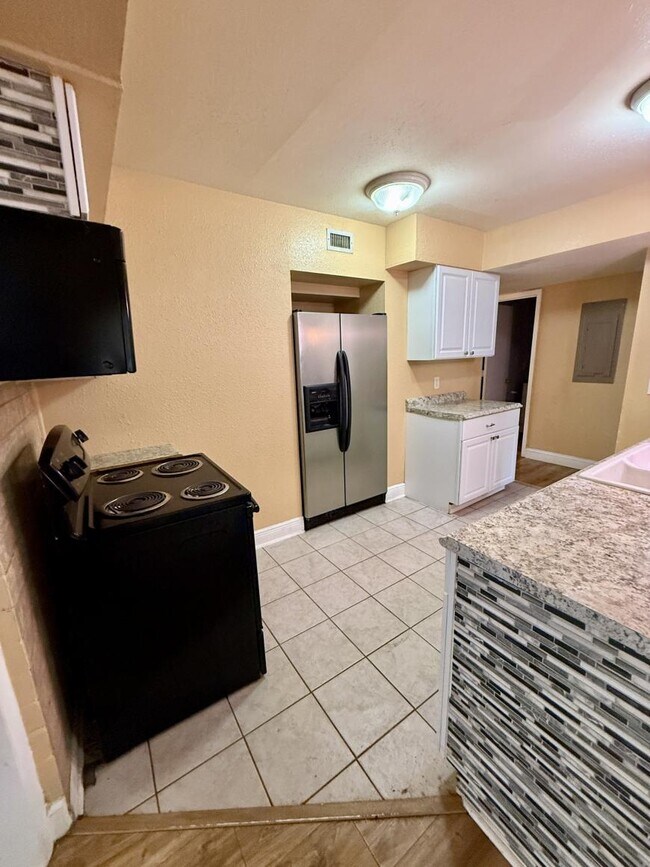 Building Photo - 4 bedroom in Jacksonville FL 32210