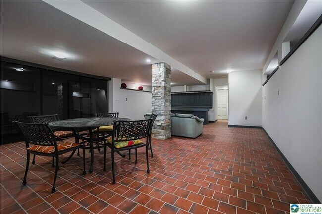 Building Photo - 335 Walnut Dr